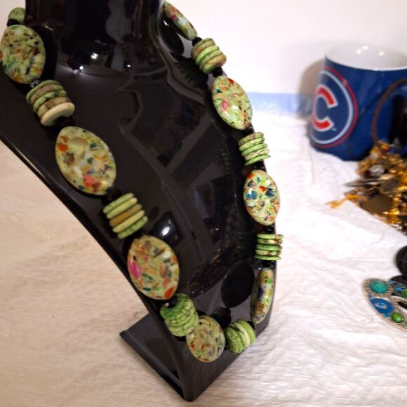 A Shell Resin Beaded Women's Necklace Green Speckled Boho Beachy Cottage Core - Picture 7 of 8